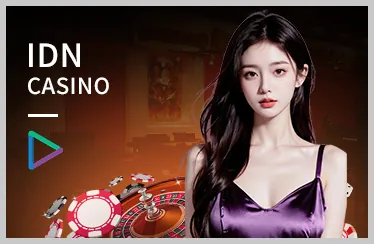 Bàn Poker với chip và lá bài